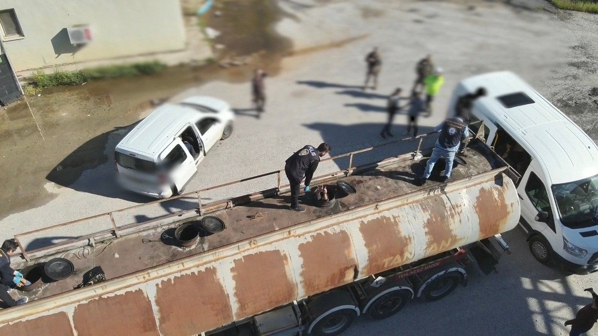 Yakıt tankerinin içinde 30 kaçak göçmen yakalandı