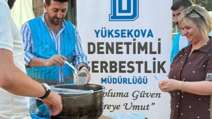 Yüksekova’da vatandaşlara aşure ikramı