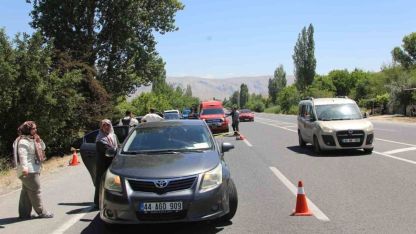 Feci Kaza , otomobil ağaca çarptı 2 kişi hayatını kaybetti
