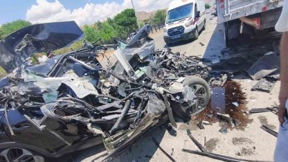 Park halindeki tıra çarpan otomobil hurdaya döndü: 1 yaralı