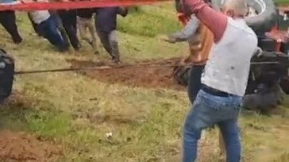 Kars Sarıkamış’ta devrilen traktör için köylüler seferber oldu