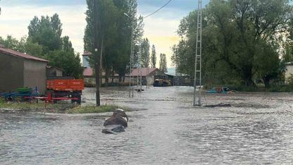 Kars’ta selin ortasında mahsur kalan yaşlı çift kurtarıldı