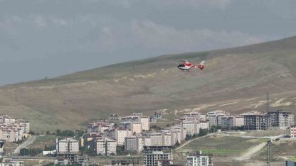 Bahçesaray'da ambulans helikopter kalp hastası için havalandı