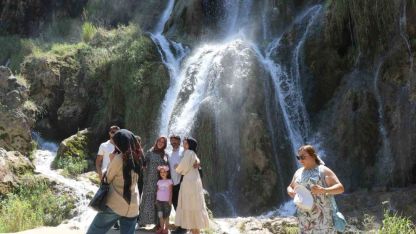 Erzincan'da 40 metreden dökülen buz gibi sular sıcaktan bunalanları ağırlıyor