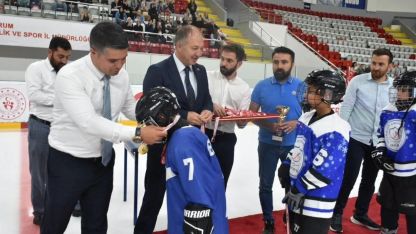 Erzurum’da 15 Temmuz anısına buz hokeyi turnuvası
