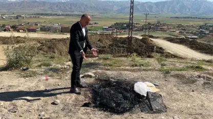 Hakkari'nin Yüksekova ilçesinde pes dedirten manzara: Mezarlığın yanı başındaki alkol şişeleri tepki çekti