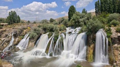 Muradiye Şelalesi ziyaretçi akınına uğruyor