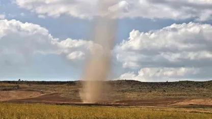 Bitlis'in Ahlat ilçesinde meydana gelen hortum kameraya yansıdı