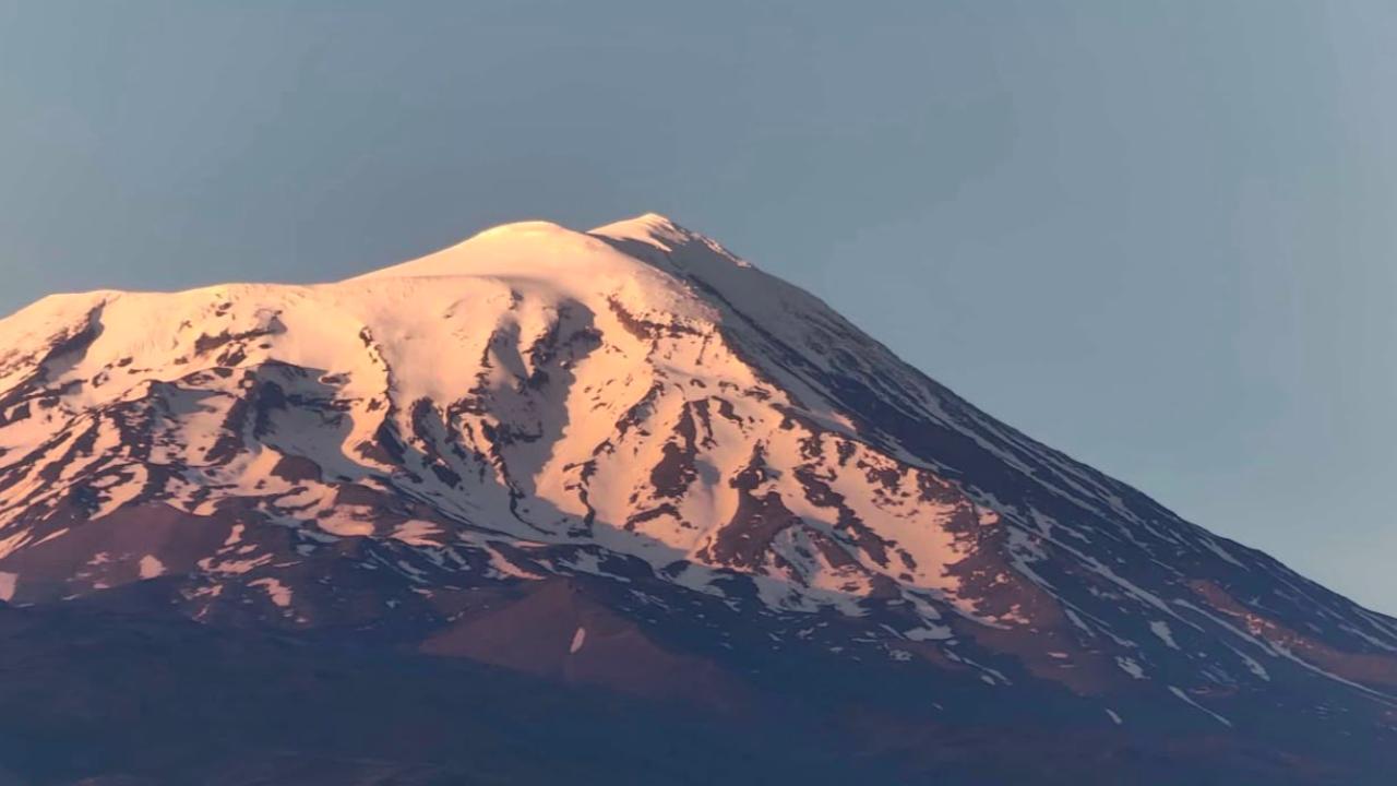Ağrı Dağı yaz ortasında da beyaz örtüsünü koruyor