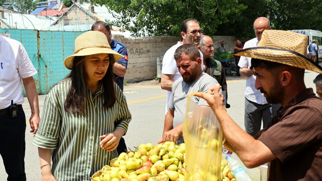 Ağrı’da 100. Yıl Mahallesi’nde semt pazarı açıldı