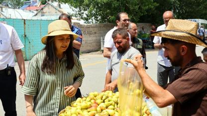 Ağrı’da 100. Yıl Mahallesi’nde semt pazarı açıldı