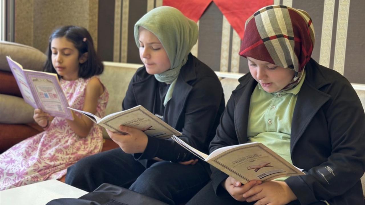 Ağrı’da gençlerden 15 Temmuz şehitleri için Kur’an-ı Kerim tilaveti