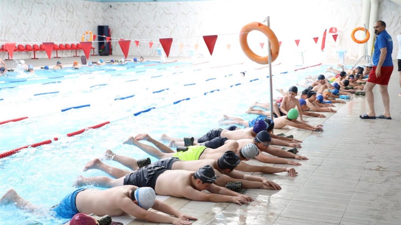 Ağrı’da Geleceğin Yüzücüleri Yetişiyor