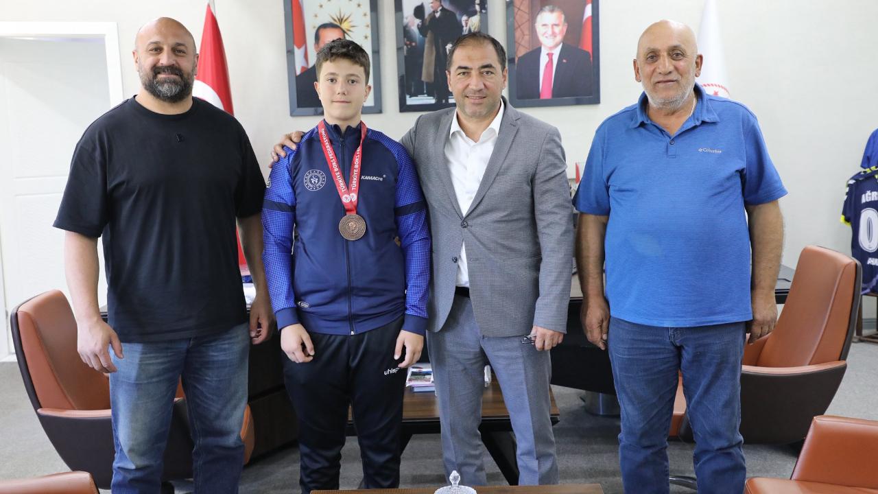 Ağrılı Boksörün Türkiye başarısı ödüllendirildi