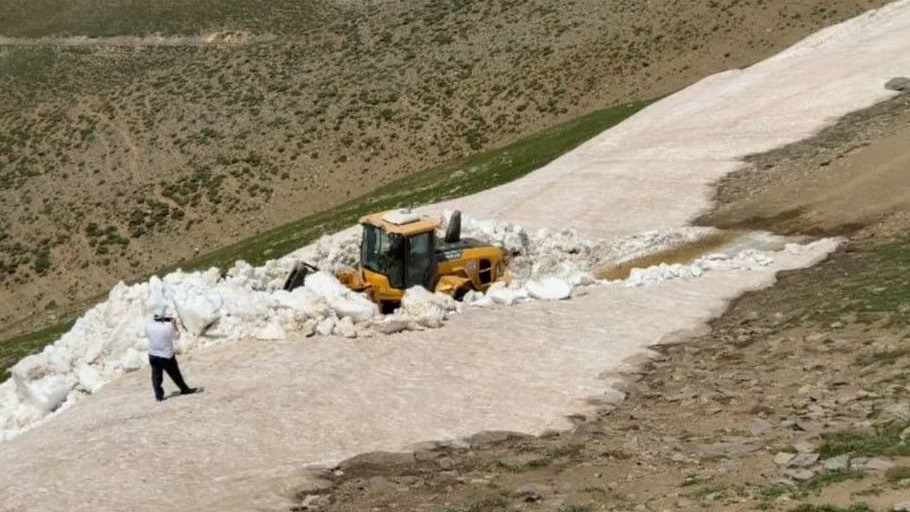 Bistlis'te Temmuz ayında karla mücadele devam ediyor