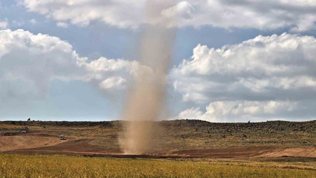 Bitlis'in Ahlat ilçesinde meydana gelen hortum kameraya yansıdı