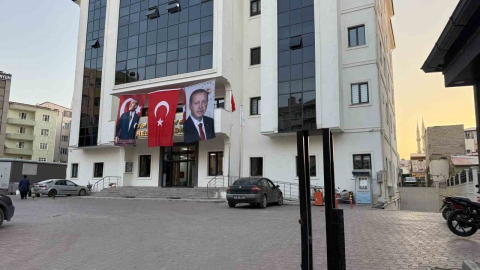 DEM Partili Iğdır Belediyesi binasına Cumhurbaşkanı Erdoğan’ın posteri asıldı