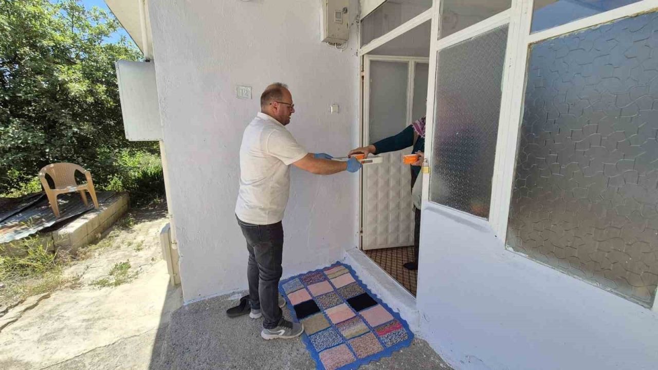 Erzincan Tercan’da tarihi kervansarayda vatandaşlara aşure ikram edildi