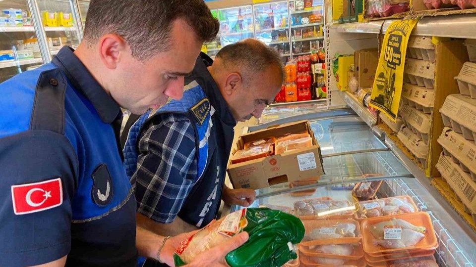 Erzincan’da 372 markete eş zamanlı denetim: tarihi geçmiş ürünler imha edildi