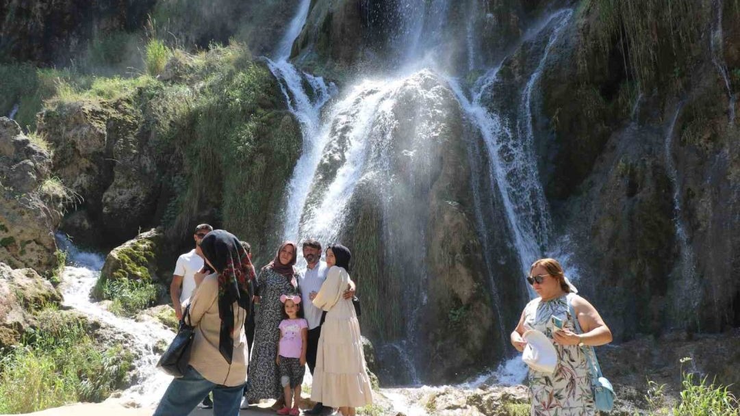 Erzincan'da 40 metreden dökülen buz gibi sular sıcaktan bunalanları ağırlıyor