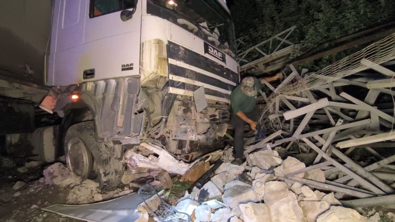 Erzurum Uzundere'de tır refüjü aşıp direk deposuna daldı