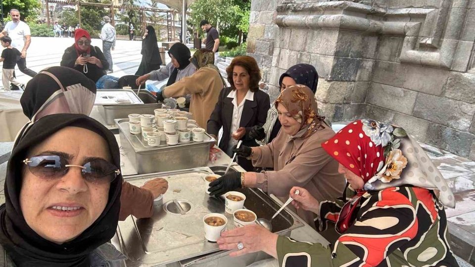 Erzurum'da aşure ikramı