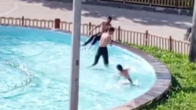 Erzurum'da sıcaktan bunalan çocuklar süs havuzunda serinledi