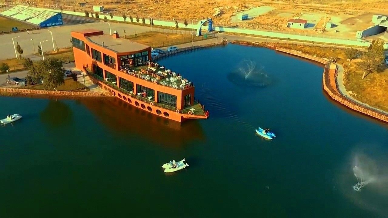 Erzurum'da vatandaşlar deniz özlemini Gemi Kafe’de gideriyor