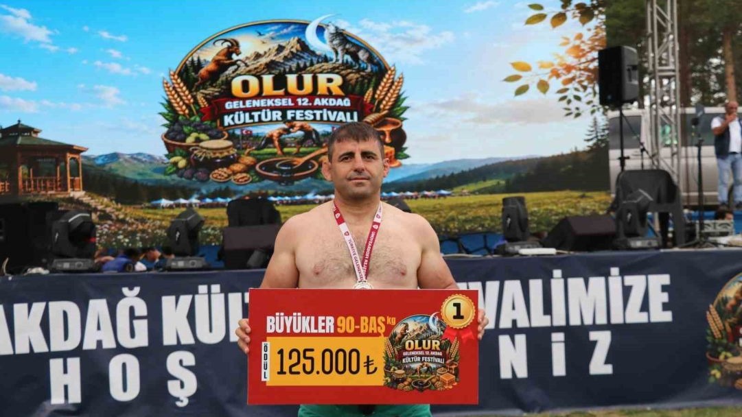 Erzurum'un Olur İlçesi Akdağ Karakucak Güreşleri’nin başpehlivanı Kenan Gör oldu