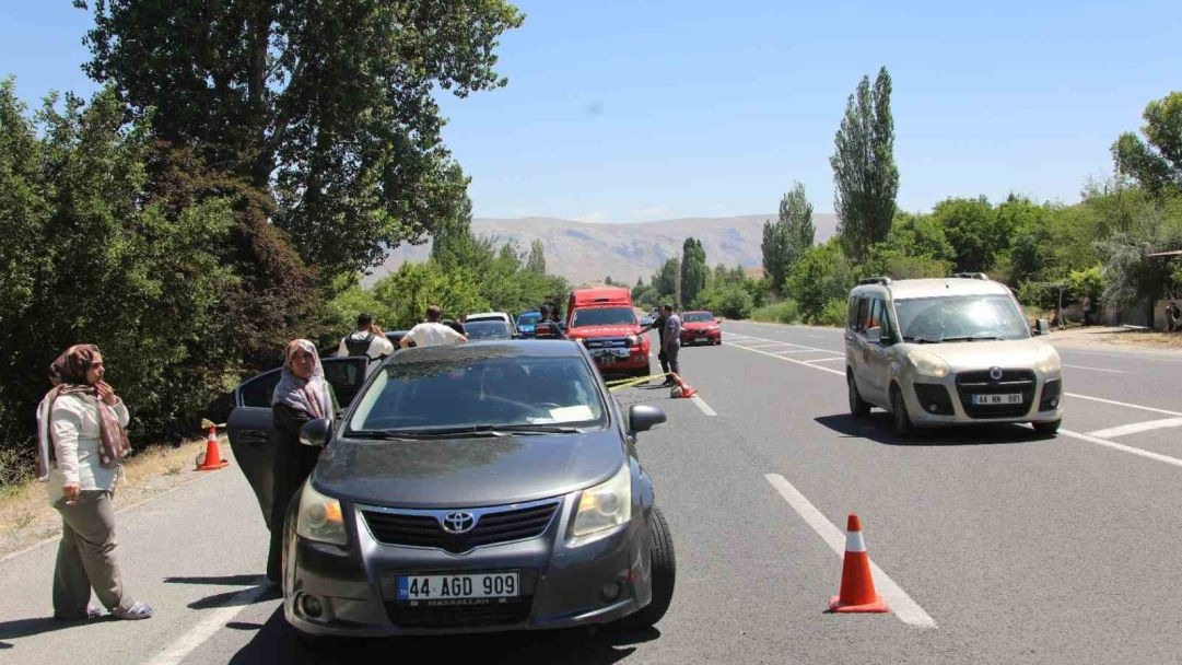 Feci Kaza , otomobil ağaca çarptı 2 kişi hayatını kaybetti