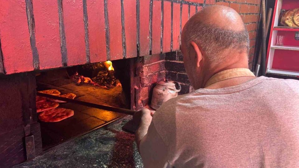 Fırıncıların zorlu mesaisi devam ediyor