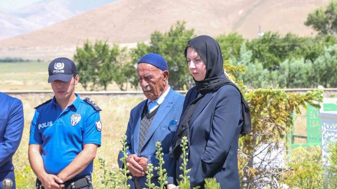 Gürpınar Kaymakamı Fatma Turhan Keser’den şehit kabrine ziyaret