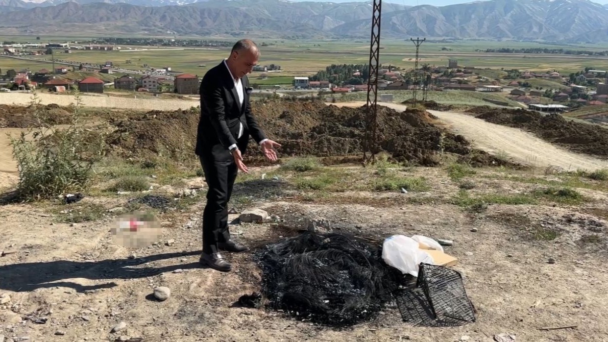 Hakkari'nin Yüksekova ilçesinde pes dedirten manzara: Mezarlığın yanı başındaki alkol şişeleri tepki çekti