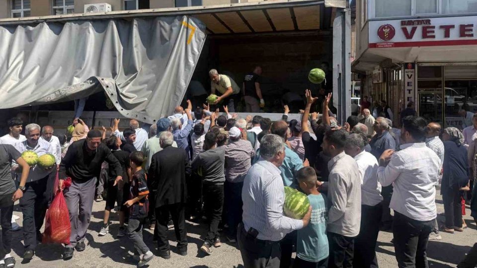 Hayırsever çiftçi 30 ton karpuzu ücretsiz dağıttı