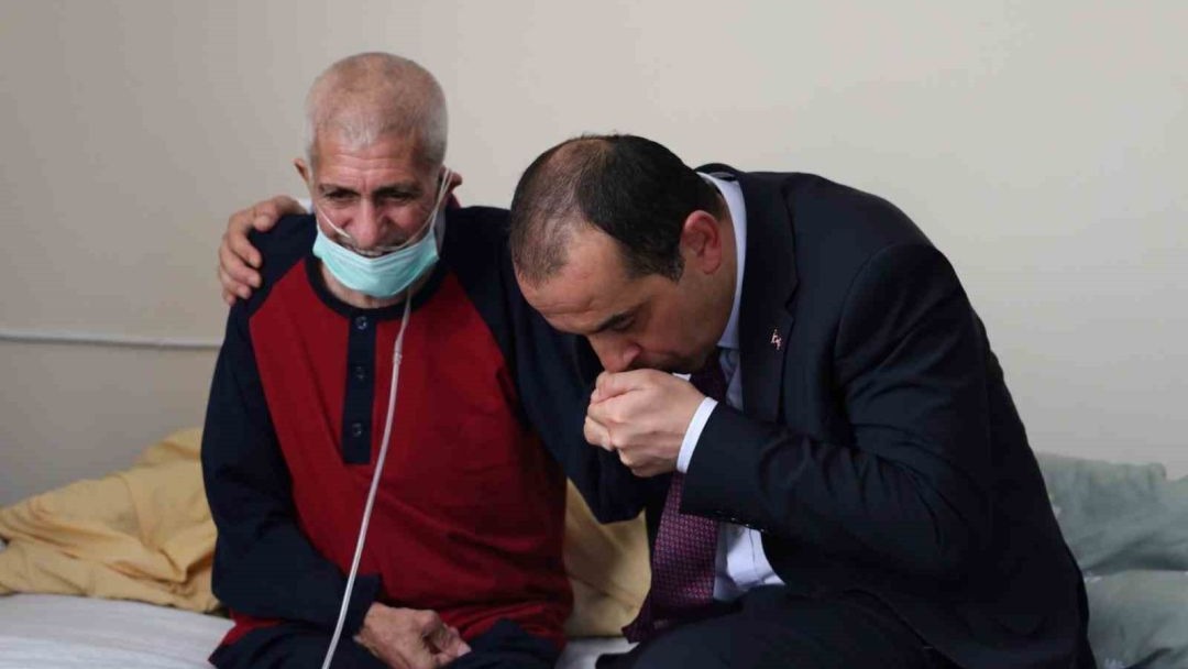 Iğdır Valisi M. Fırat Taşolar'dan Tuzluca Şehit ve Gazi Aileleri Derneği Başkanı Türkan’a geçmiş olsun ziyareti
