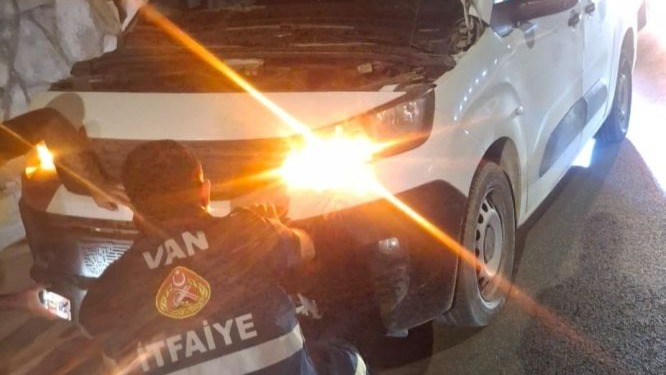 İtfaiye ekibi kamyonetin çarptığı köpeği kurtardı