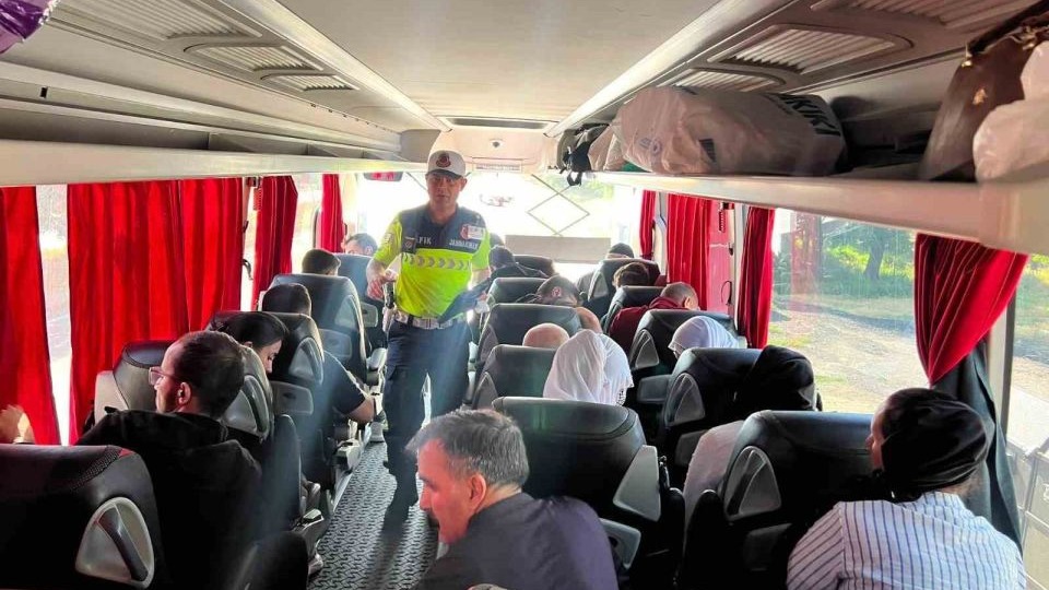 Jandarma şehirlerarası yolcu otobüslerinde sıkı denetimler sürdürüyor