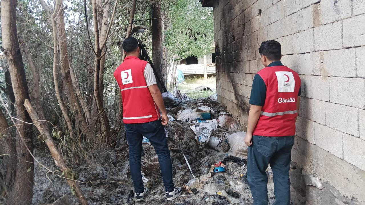 Kızılay Erciş Şubesi Odunluğu Yanan İhtiyaç Sahibi Aileyi Yalnız Bırakmadı
