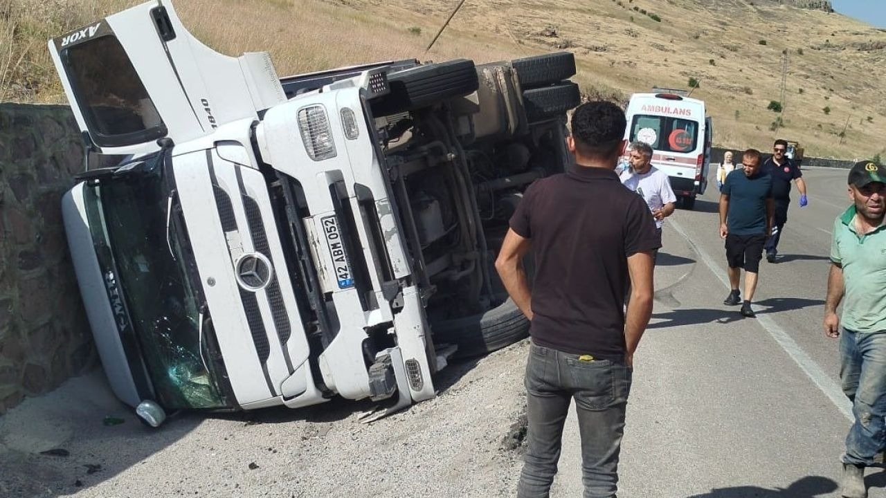 Kontrolden çıkan tır devrildi