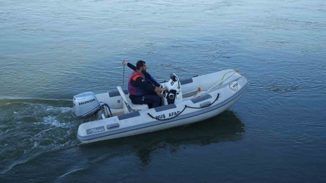 Murat Nehri'ne düşen çocuk için arama çalışması başlatıldı
