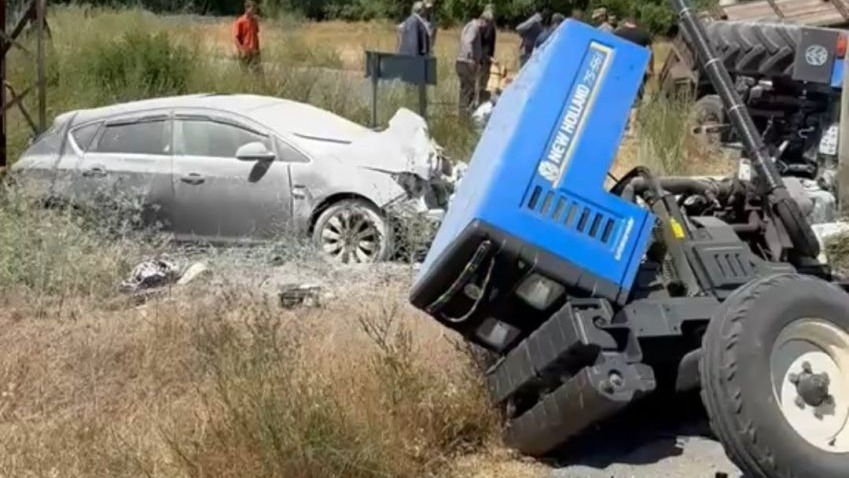 Muş'un Hasköy ilçesinde traktör ile otomobil çarpıştı: 3 yaralı