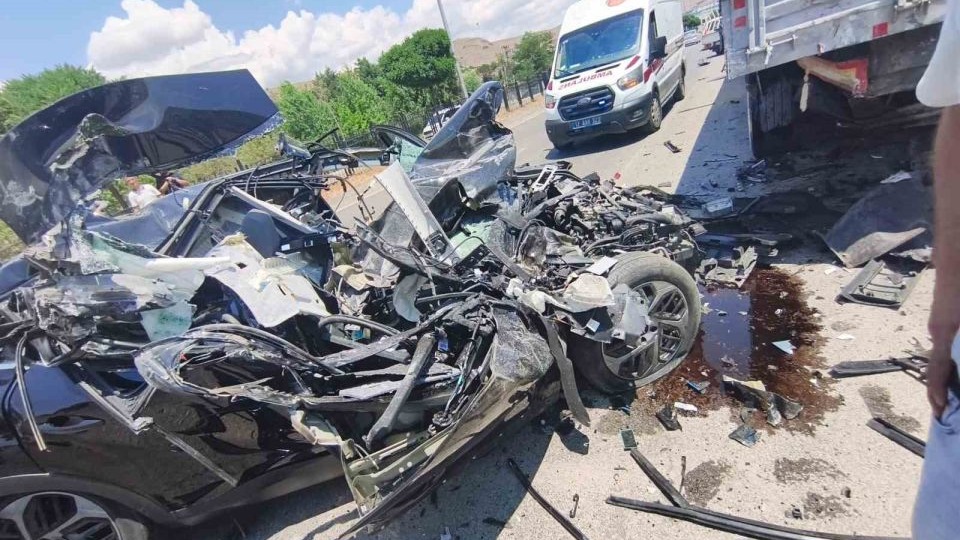 Park halindeki tıra çarpan otomobil hurdaya döndü: 1 yaralı