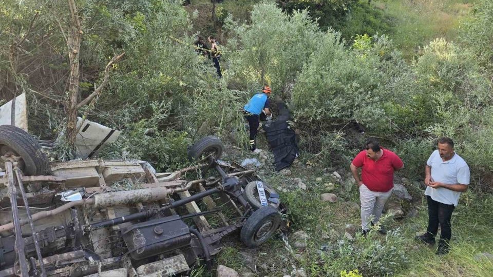 Pikap uçuruma yuvarlandı: 3 ölü, 2 yaralı