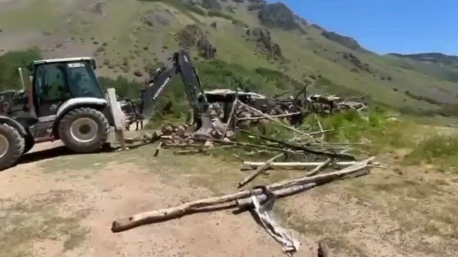 Tatvan'da Nemrut Kalderası’ndaki kaçak yapılar yıkıldı