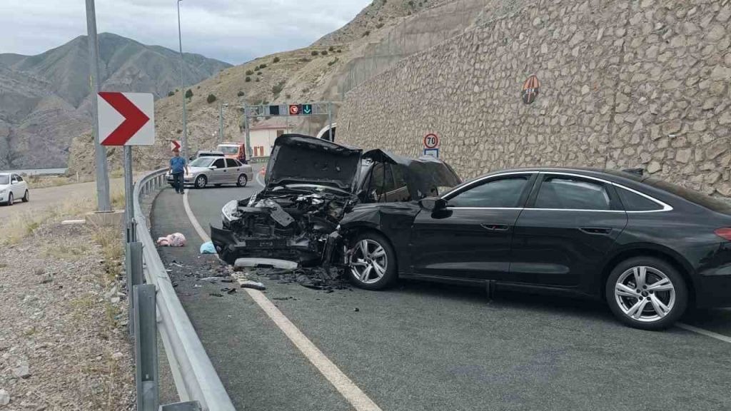 Tüneli çıkışında otomobiller kafa kafaya çarpıştı: 4 yaralı