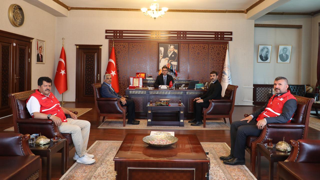 Türk Kızılayı Erciş Şubasinden Kaymakam Murat Karaloğlu'na Veda Ziyareti