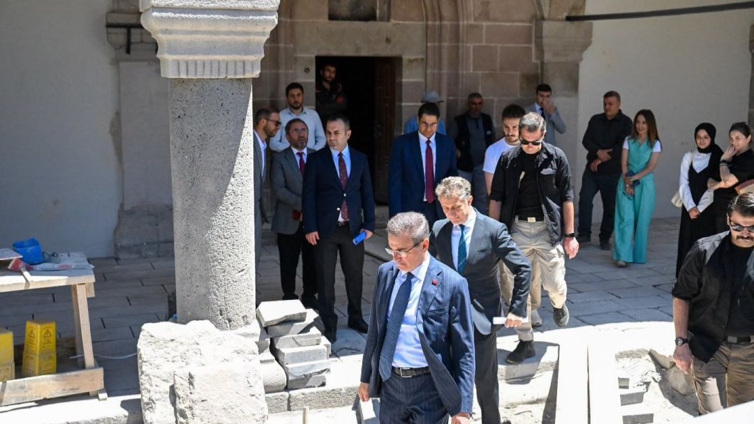 Vali Baruş Fetih Cami restorasyonunda incelemelerde bulundu