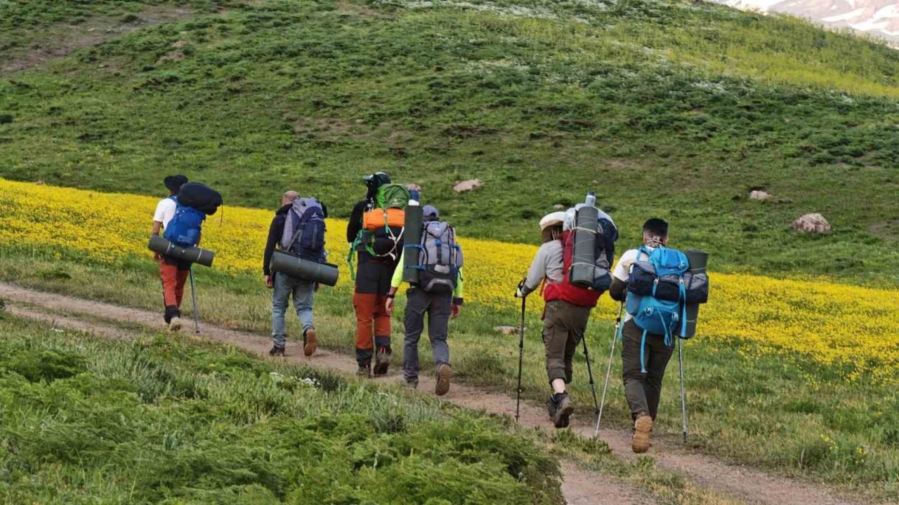 Van’da 25 kilometrelik doğa yürüyüşü Çalyan Gölü’nde sona erdi