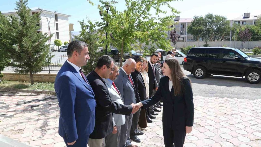 Van'ın Gürpınar ilçesinin ilk kadın kaymakamı göreve başladı