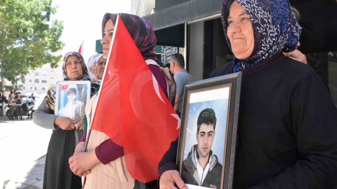 Vanlı Annelerin Evlat Nöbetinden Sevindiren Haber, "İki haftanın içinde iki evladımız geldi"